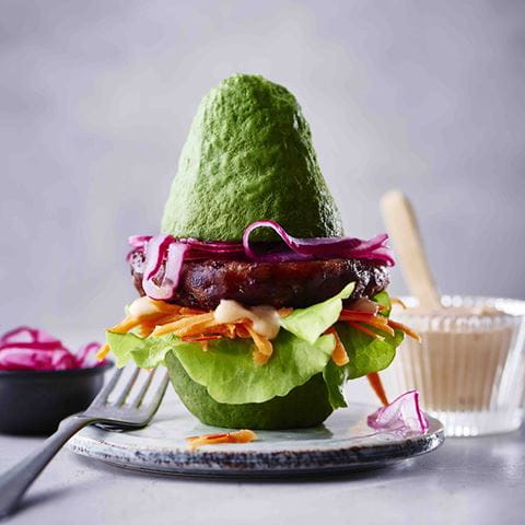 recipe image VEGETARISK AVOCADOBURGER MED BØNNEBØFFER OG RØGET CHILIDRESSING