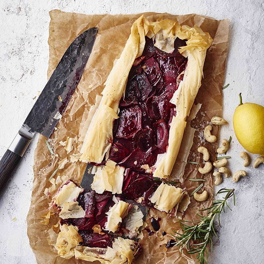 recipe image VEGANSK TÆRTE MED RØDBEDE OG CASHEWFYLD
