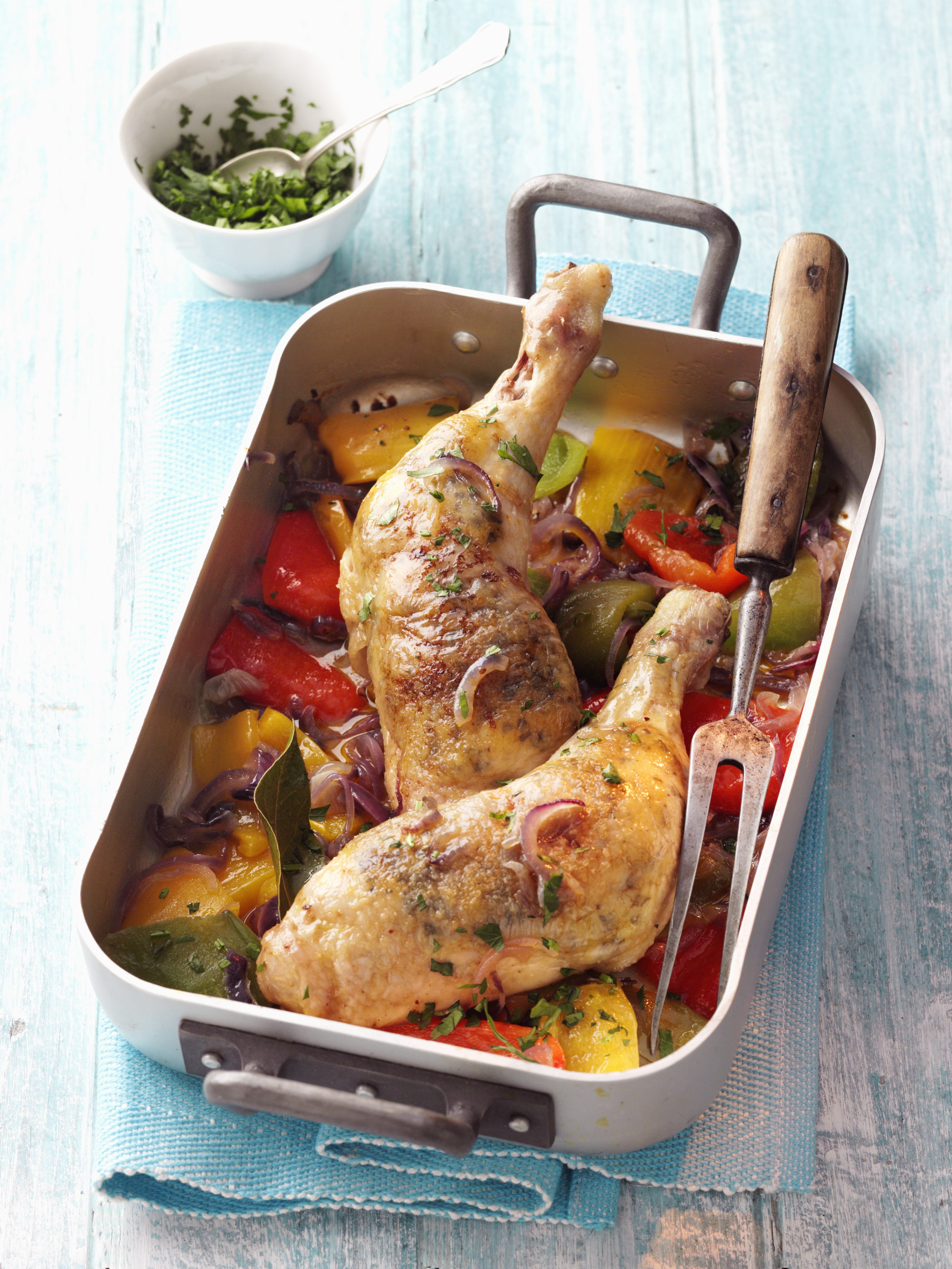 recipe image Hähnchenkeulen mit Würzbutter auf Paprikagemüse