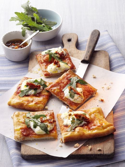 recipe image Pizza mit Rosmarinbutter und Ziegenfrischkäse