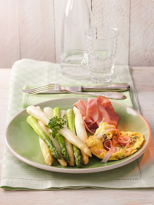 recipe image Spargelplatte mit Kerbelrührei und Putenbrust
