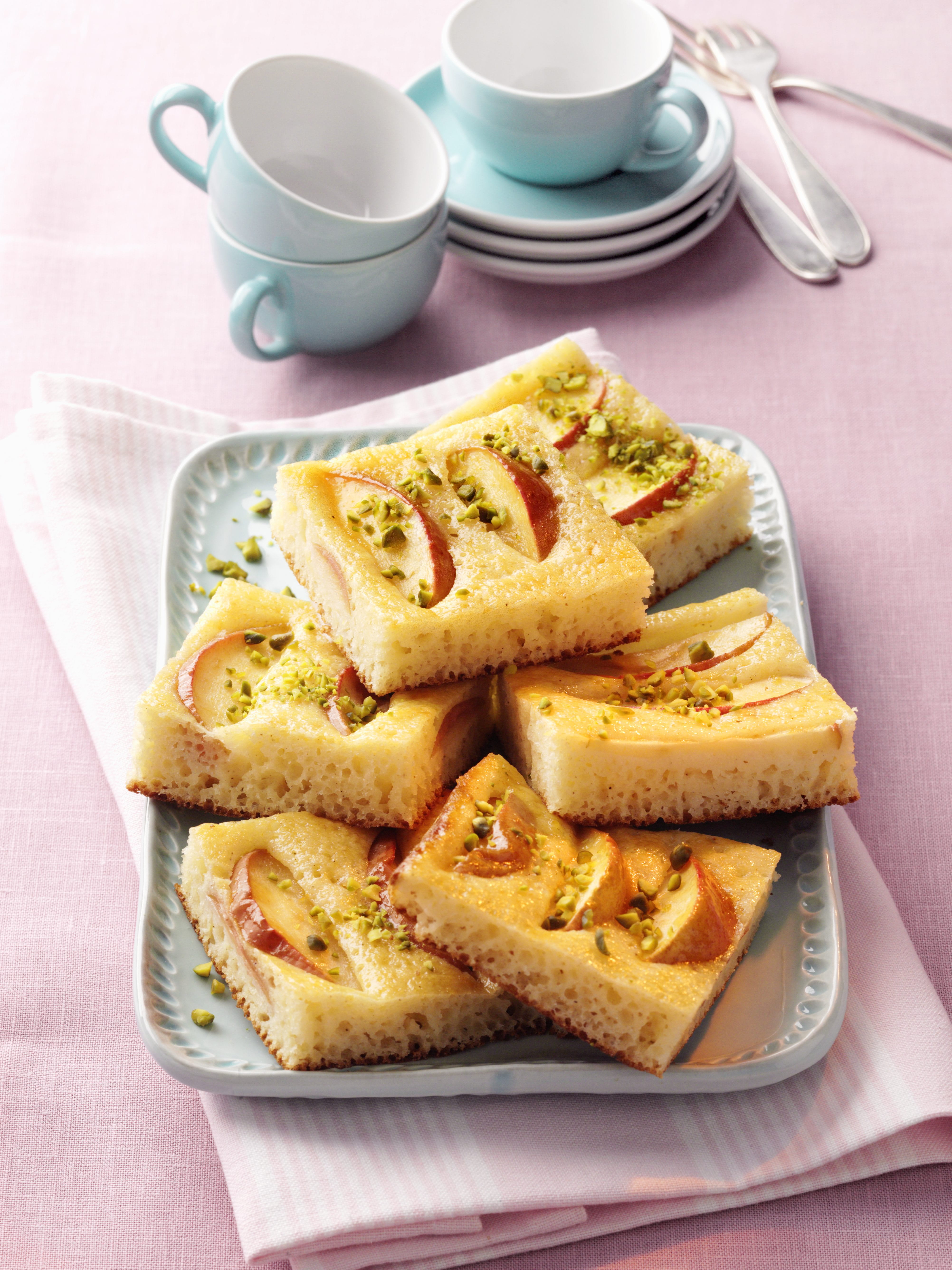 recipe image Joghurt-Grießkuchen mit Äpfeln