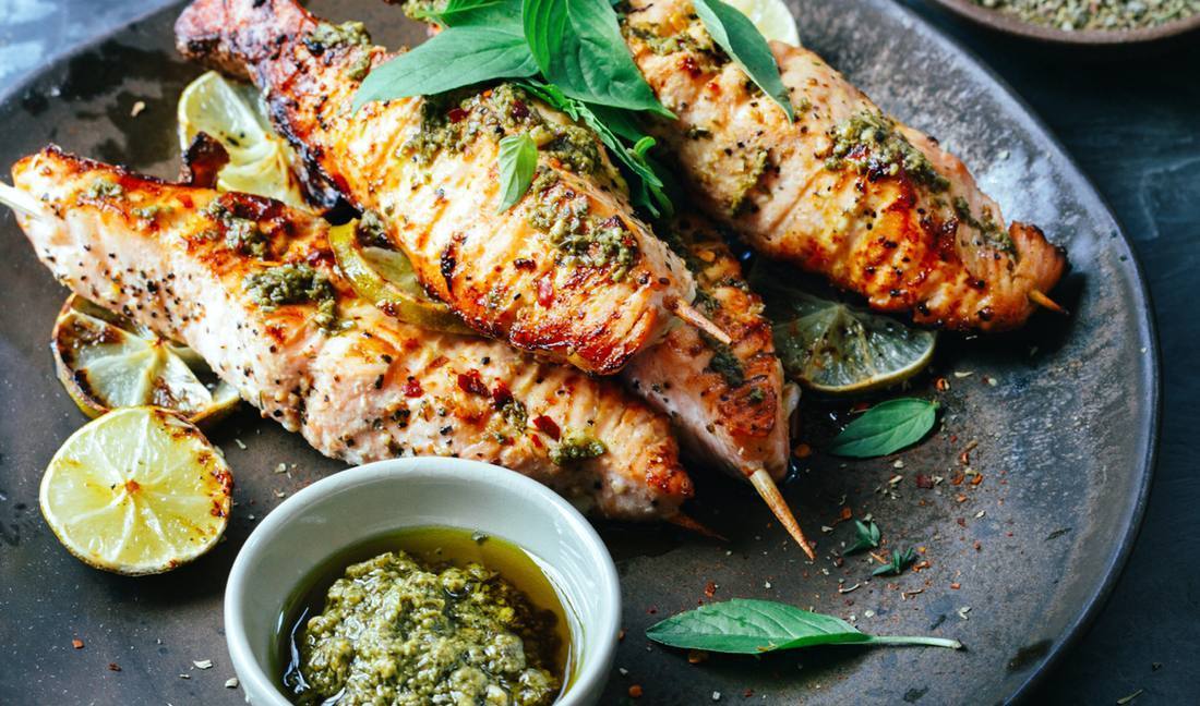 recipe image Gegrillte Lachsspieße mit hausgemachtem Pesto