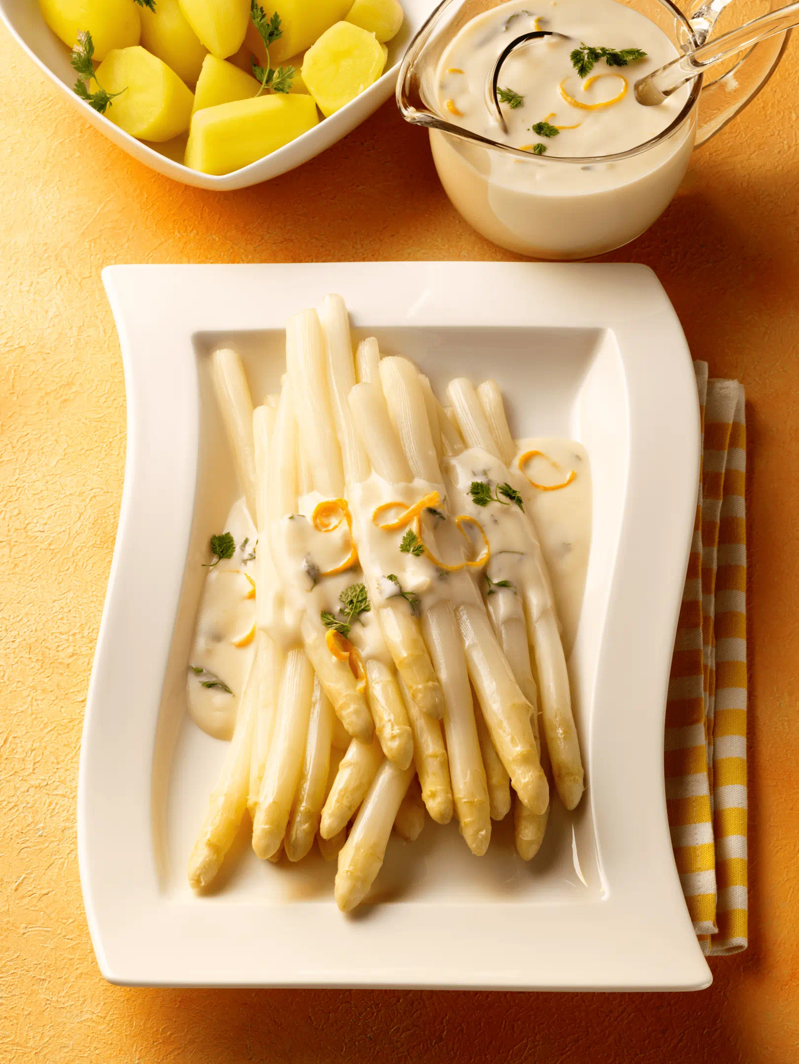 recipe image Stangenspargel mit Orangen-Kerbel-Sauce