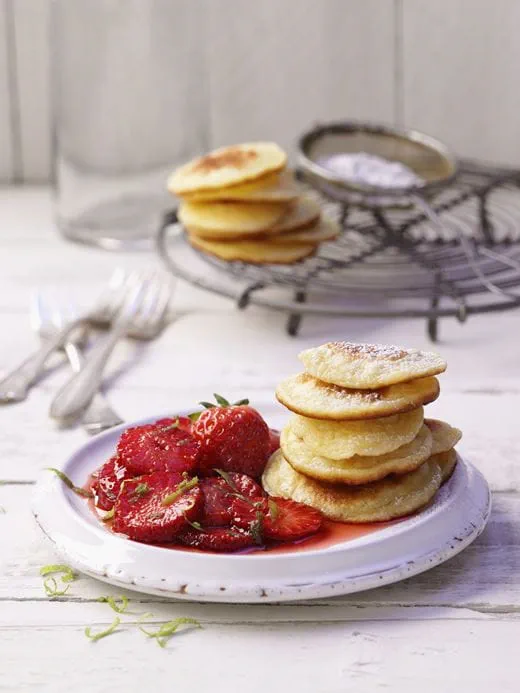 recipe image Quark-Puffer mit marinierten Erdbeeren