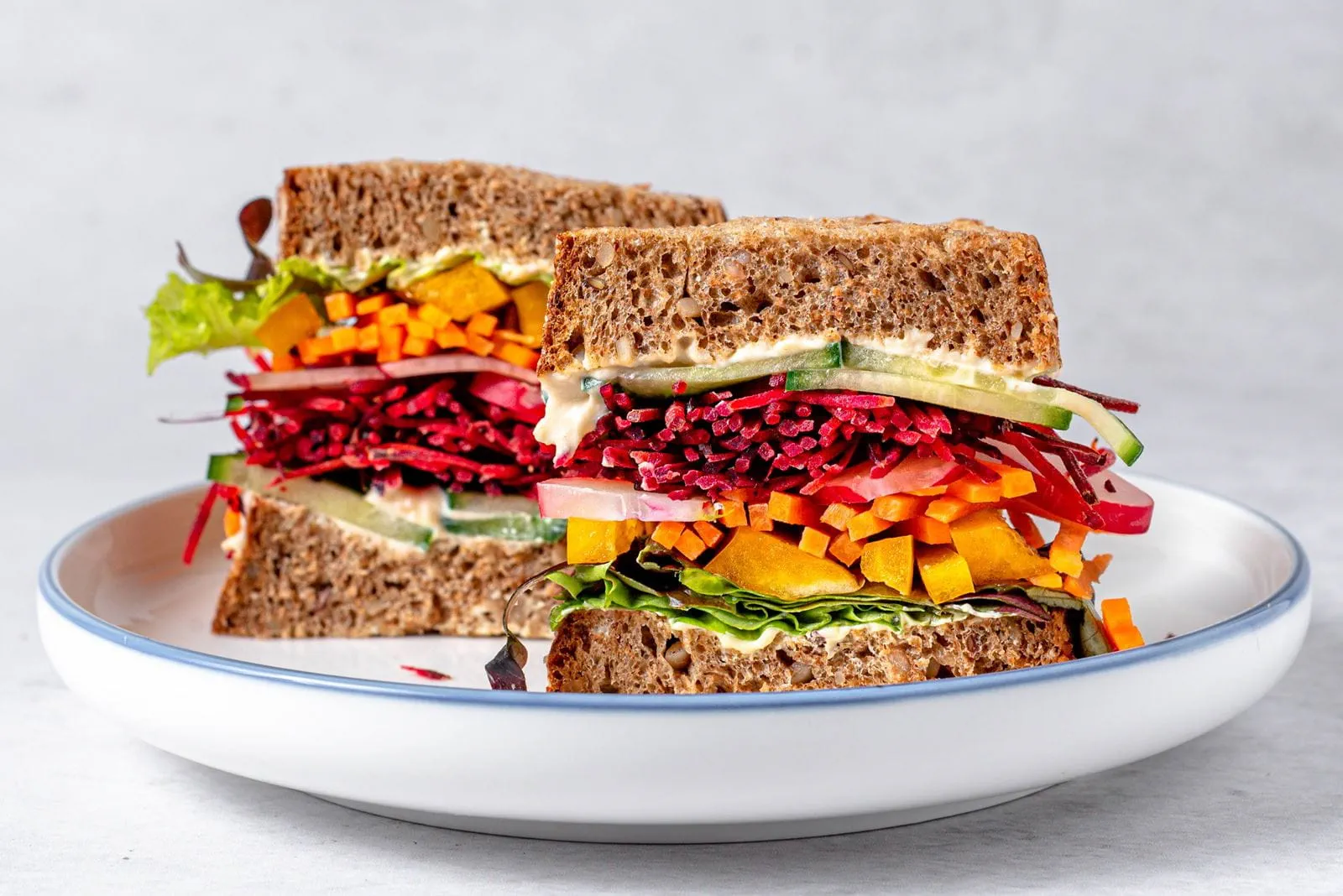 recipe image buntes-sandwich-mit-hummus