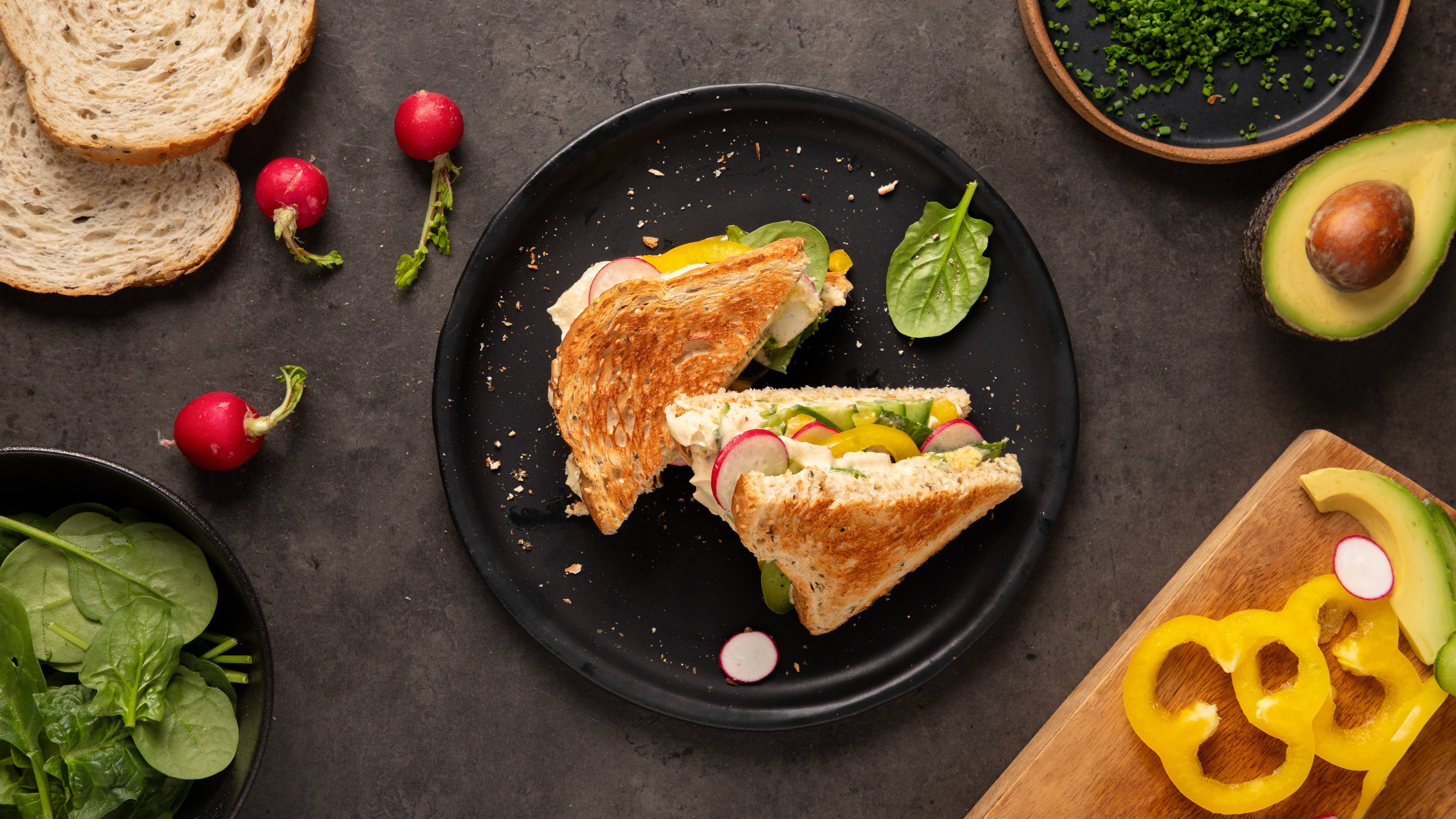 recipe image Buntes Veggiesandwich mit Kräuterbecel