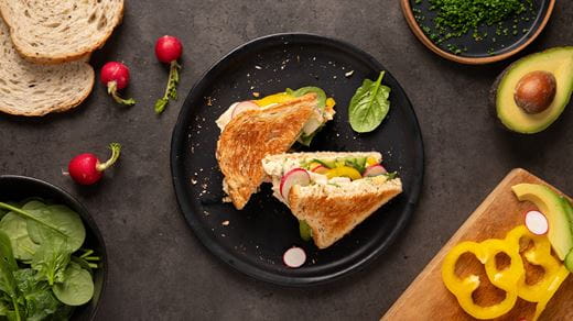 recipe image Buntes Veggiesandwich mit Kräuterbecel