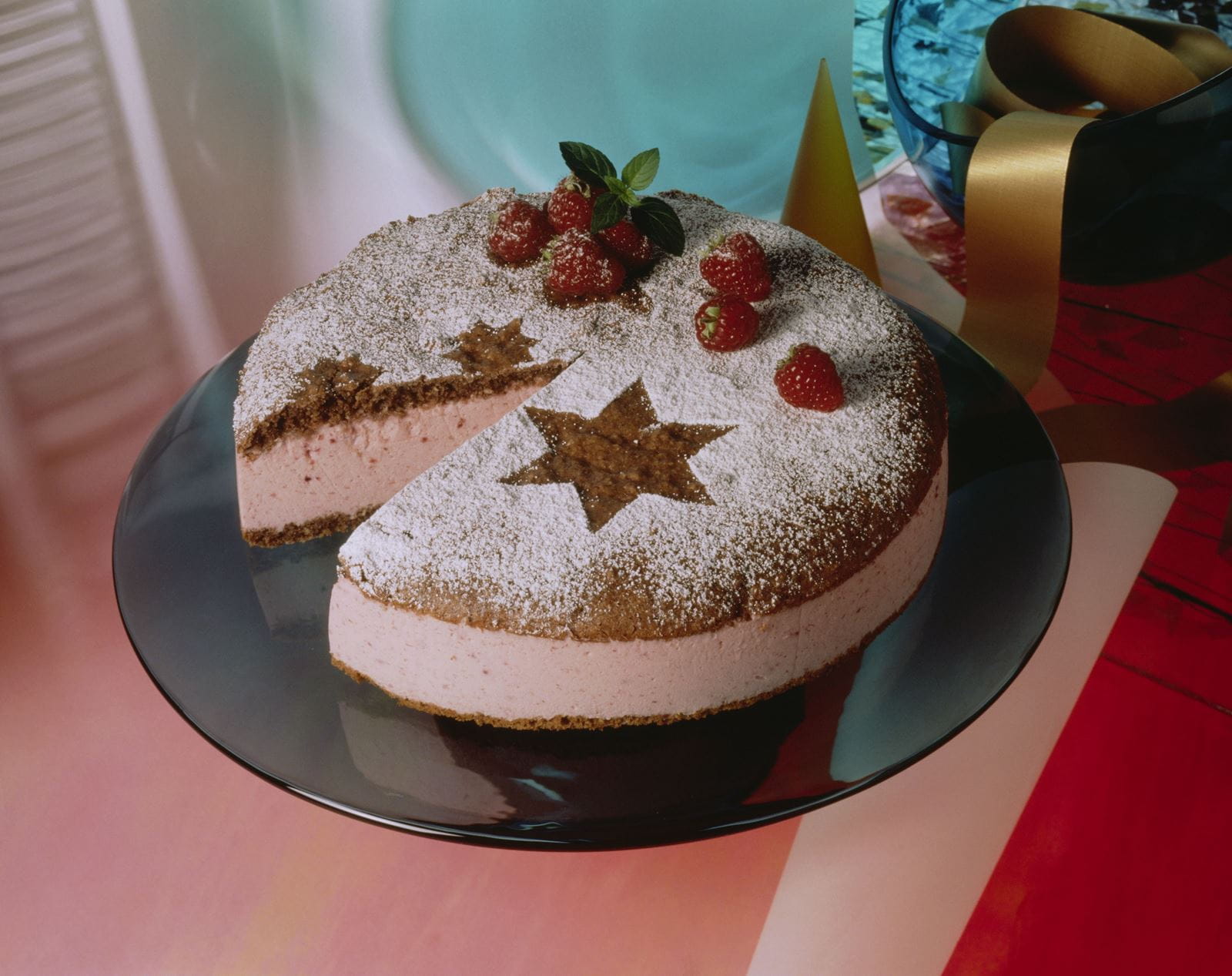 recipe image Nusstorte mit Himbeer-Creme