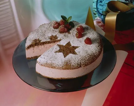 recipe image Nusstorte mit Himbeer-Creme