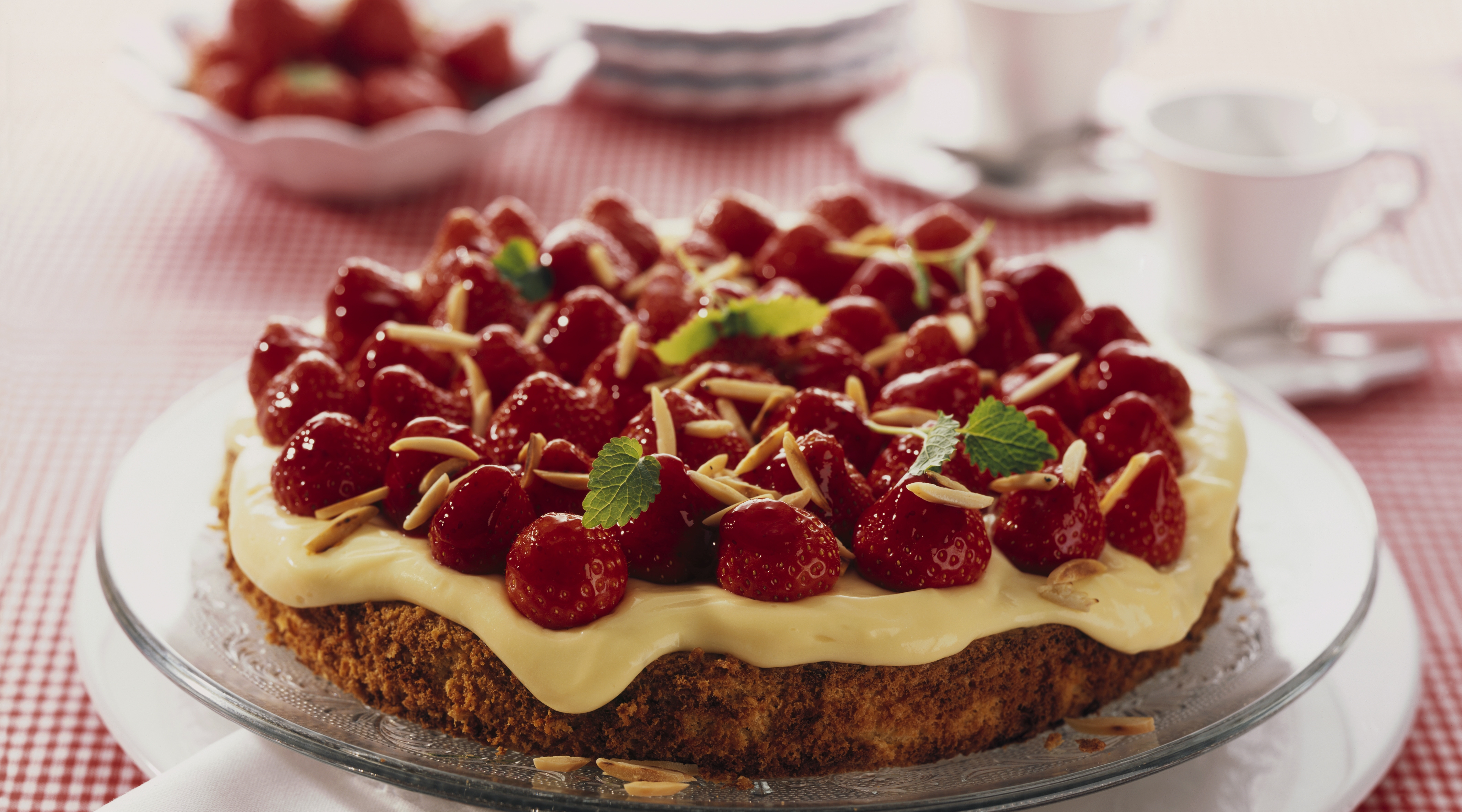 recipe image Buttercreme-Karotten-Kuchen mit Erdbeeren