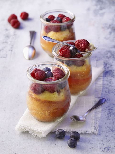 recipe image Rote-Beeren-Kuchen im Glas