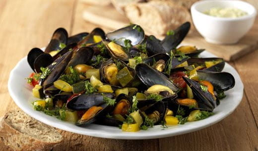 recipe image Moules cuites avec poivron, tomates cerises et pain complet