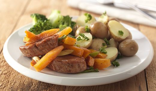 recipe image Filet de porc avec kaki rôti, pommes de terre grenaille et brocolis