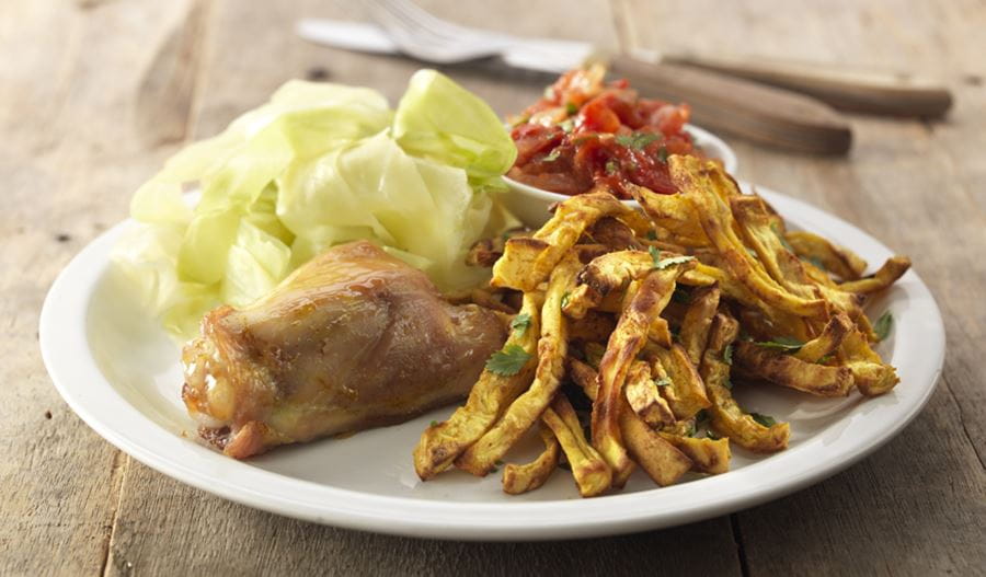 recipe image Frites de céleri-rave avec cuisses de poulet, chou pointu et dip de tomates