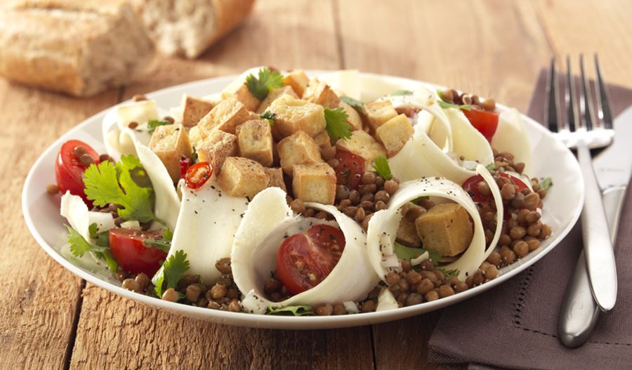 recipe image Salade de panais aux lentilles, tomates, pistolets et tofu