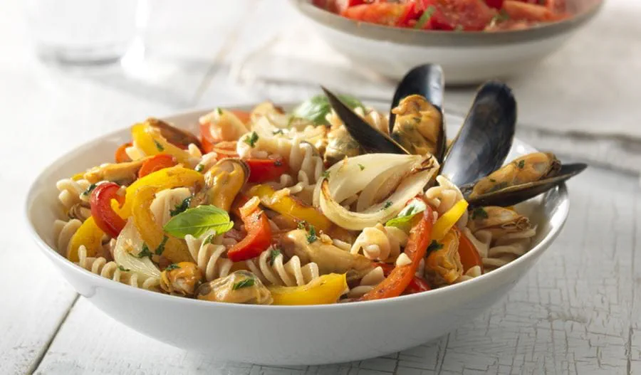recipe image Pâtes aux moules et légumes méditerranéens rôtis