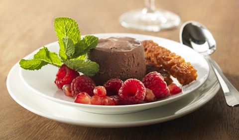 recipe image Mousse au chocolat glacée avec fruits rouges et pain d’épices croquant