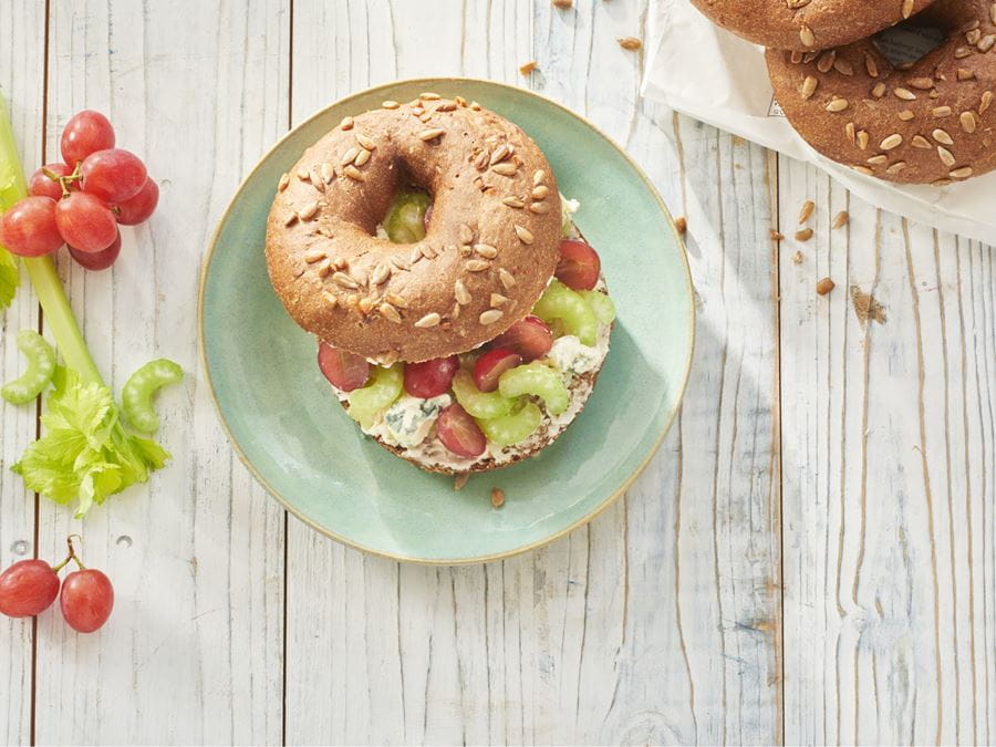 recipe image Bagels au fromage, au céleri-branche et aux raisins