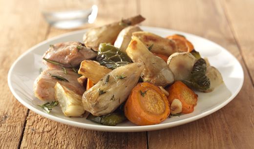 recipe image Topinambours avec carottes, poivrons verts et escalopes de porc rôties au four