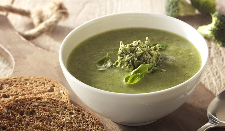 recipe image Potage de brocoli avec garniture au pesto frais et toast au blé complet