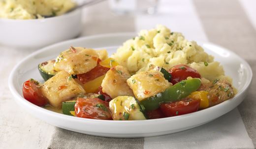 recipe image Sauté de poisson, tomates, poivrons et courgettes avec purée de pommes de terre