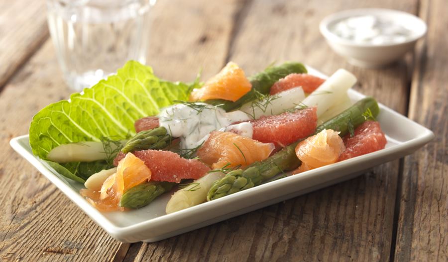 recipe image Salade d’asperges au saumon, sauce au pamplemousse et croûtons