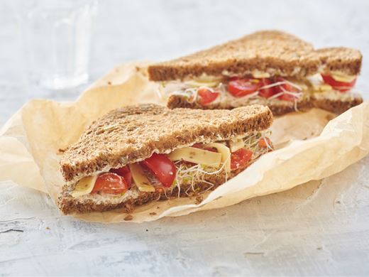 recipe image Sandwich aux tomates, au fromage au cumin et à l'alfalfa