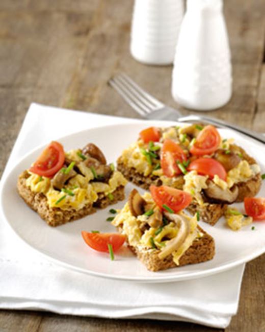recipe image Toast aux œufs brouillés et aux champignons