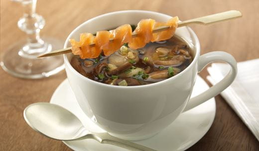 recipe image Potage translucide aux champignons avec brochettes de saumon fumé