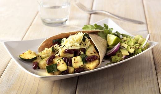  Vegetarische courgettewraps met kidneybonen en avocadosalsa