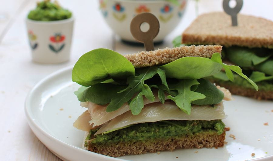 recipe image Broodje gerookte forel met spinazie pesto
