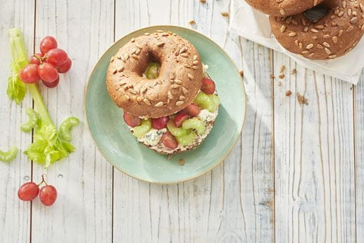 recipe image Bagel met kaas en bleekselderij