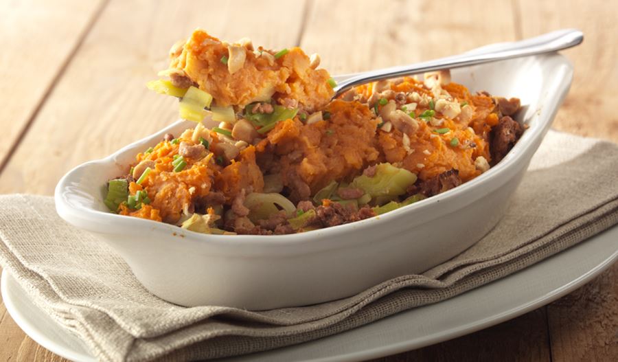 recipe image Ovenschotel met vegetarisch gehakt, prei en pinda's