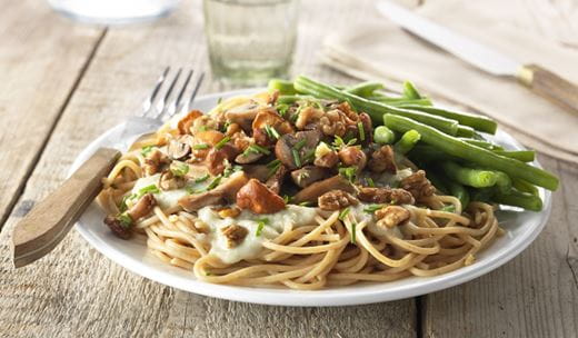 recipe image Spaghetti met uiensaus, paddenstoelen en walnoten