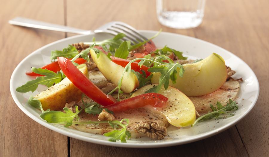 recipe image Gebakken knolselder en salade van rucola, appel en walnoten
