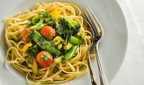  Pasta met gewokte groenten en kruidencrème