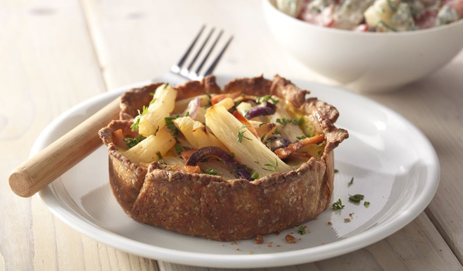 recipe image Schorsenerentaart met gerookte kip, aardappel en kruidensla