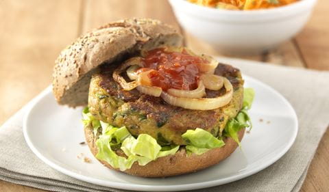 recipe image Vegetarische courgetteburgers met sinaasappel-wortelsalade