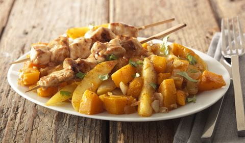 recipe image Kipspiesjes met geroerbakte pompoen, aardappel en ui