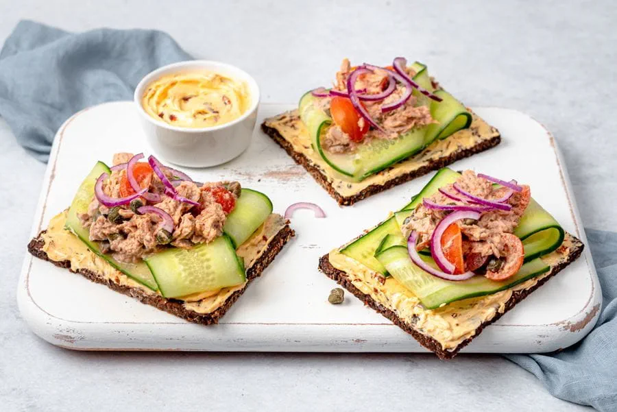 recipe image Roggebrood met tomatenspread en tonijnsalade