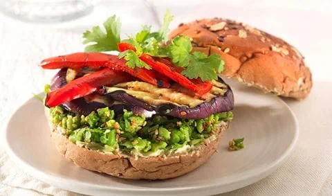 recipe image burger met gegrilde groenten en tuinerwtenpuree met sesamzaad