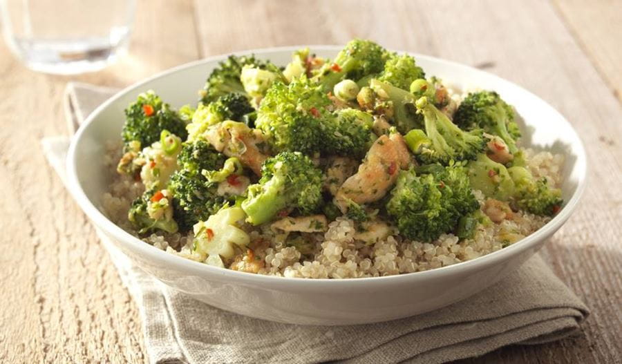 recipe image Broccoli en kipcurry uit de wok met quinoa