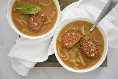 recipe image Klassieke vegan uiensoep met kruidencroutons