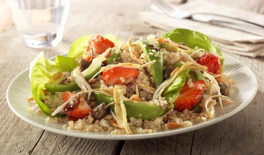 recipe image Quinoasalade met avocado, pijnboompitten en kipfilet