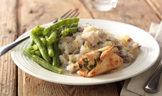 recipe image Aardperenpuree met citroen, kiprolletjes en zoetzure boontjes