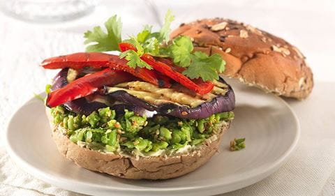 recipe image Burger met gegrilde groenten en tuinerwtenpuree met sesamzaad