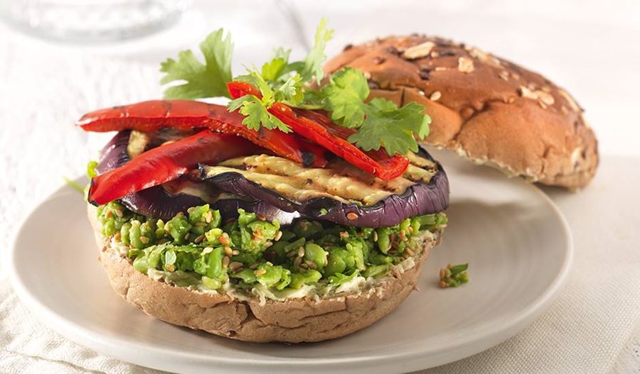 recipe image Burger met gegrilde groenten en tuinerwtenpuree met sesamzaad