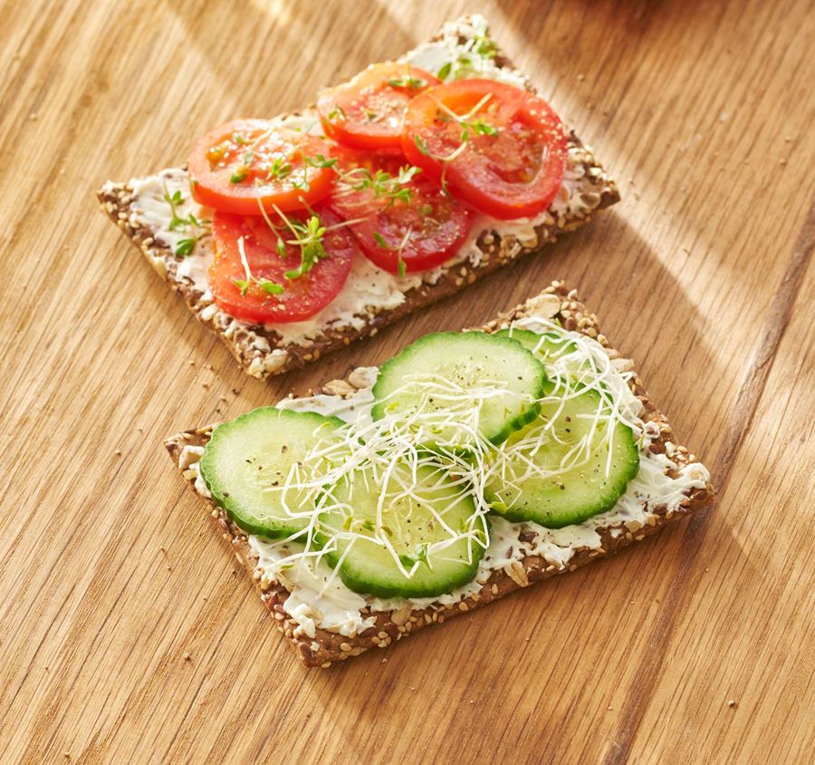 recipe image Crackers met tomaat en tuinkers & komkommer met alfalfa
