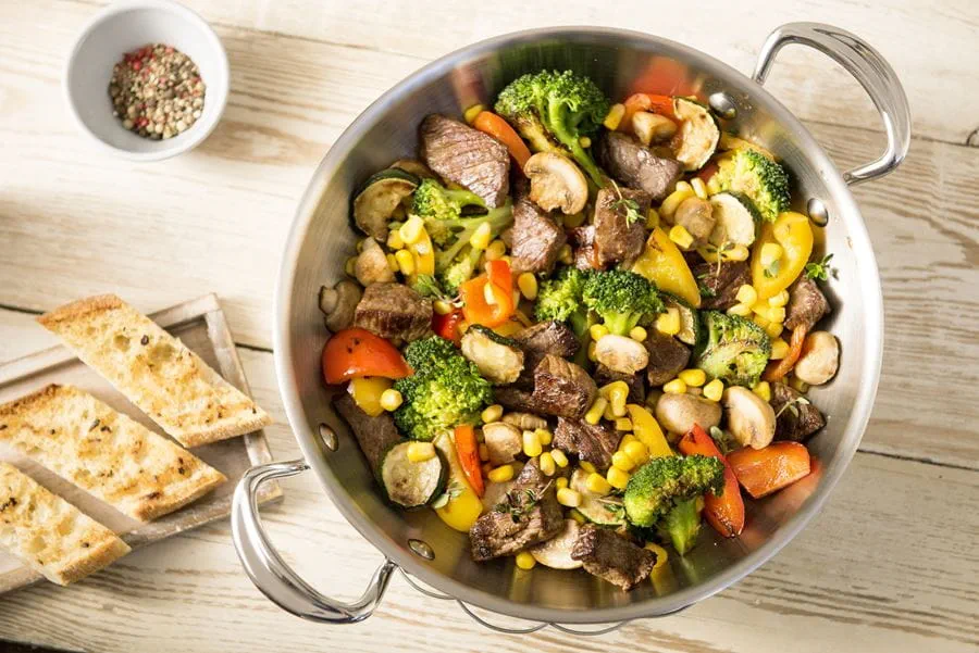 recipe image Roerbakschotel met biefstuk en knoflookbrood